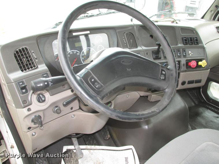 image for item DA0675 2006 Sterling AT9500 semi truck