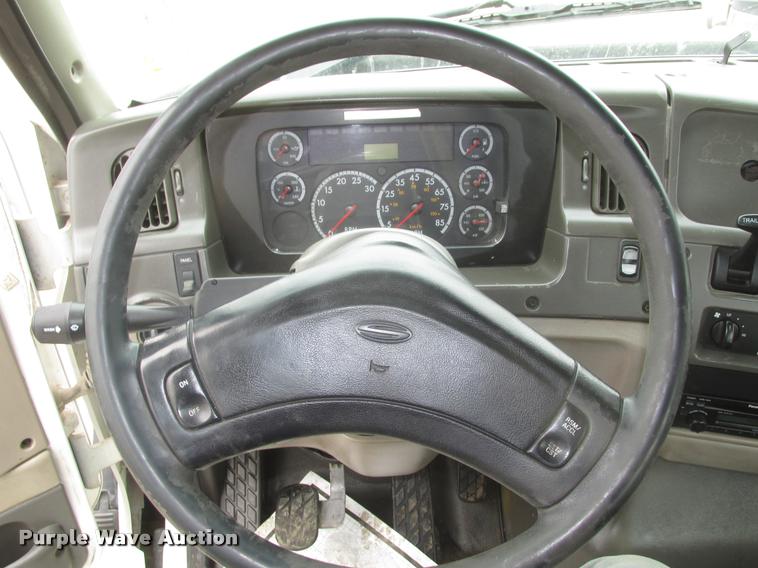 image for item DA0675 2006 Sterling AT9500 semi truck