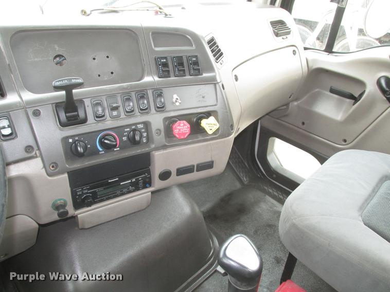 image for item DA0675 2006 Sterling AT9500 semi truck