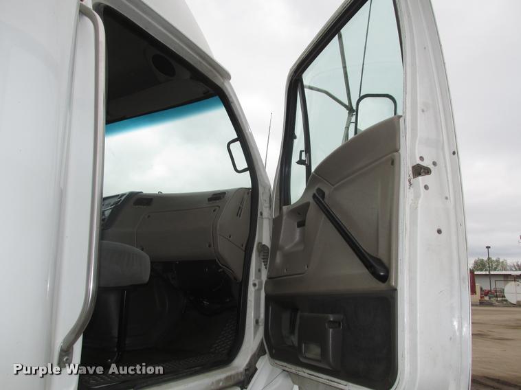 image for item DA0675 2006 Sterling AT9500 semi truck