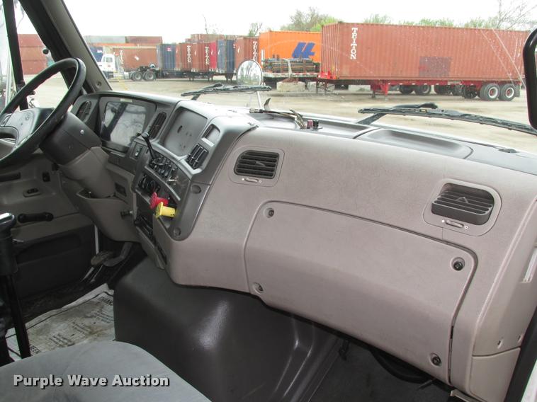 image for item DA0675 2006 Sterling AT9500 semi truck