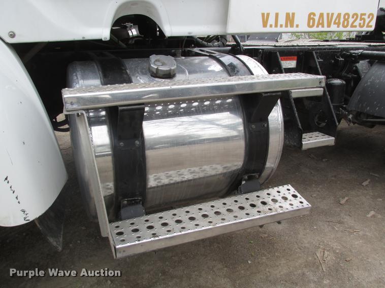 image for item DA0675 2006 Sterling AT9500 semi truck