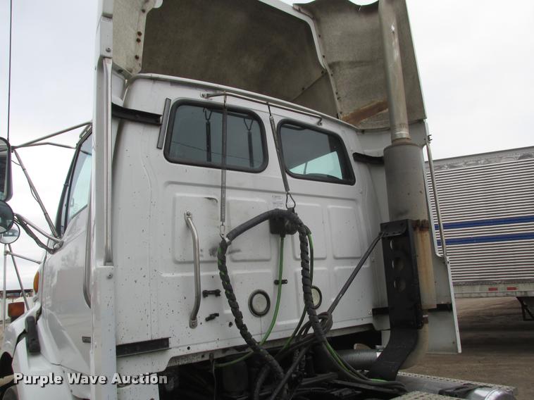 image for item DA0675 2006 Sterling AT9500 semi truck
