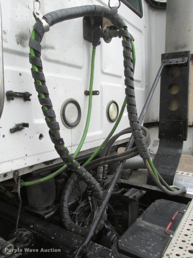 image for item DA0675 2006 Sterling AT9500 semi truck