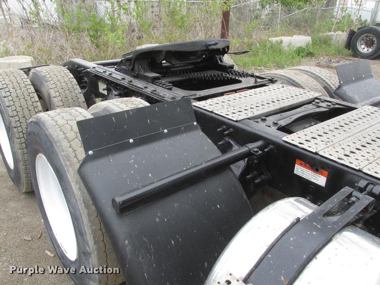 image for item DA0675 2006 Sterling AT9500 semi truck