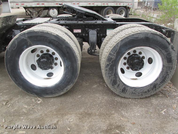 image for item DA0675 2006 Sterling AT9500 semi truck