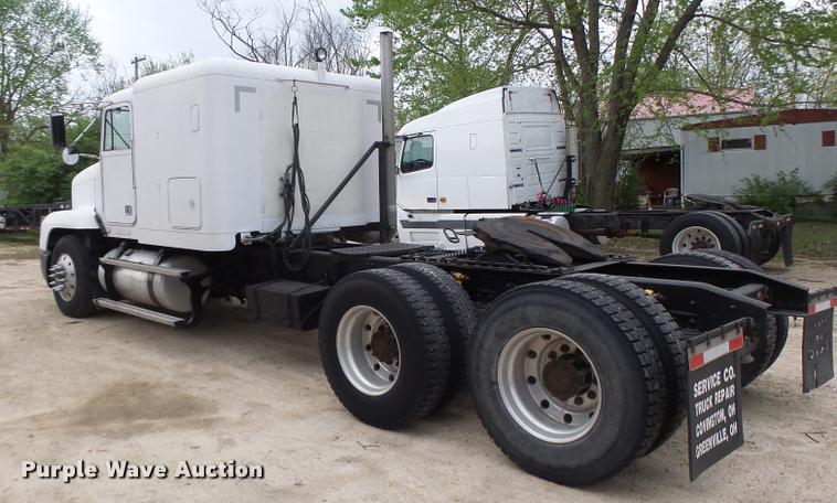 image for item DA3463 1995 Freightliner FLD semi truck