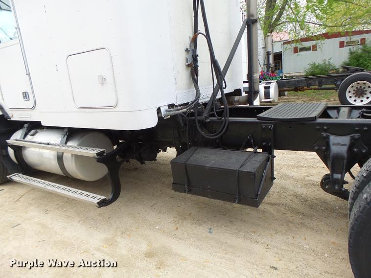 image for item DA3463 1995 Freightliner FLD semi truck