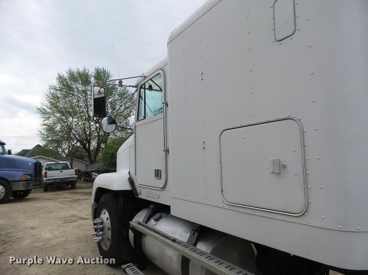 image for item DA3463 1995 Freightliner FLD semi truck