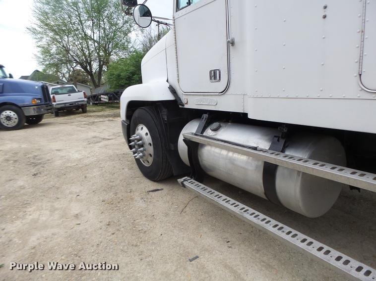 image for item DA3463 1995 Freightliner FLD semi truck