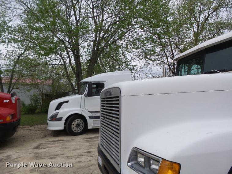 image for item DA3463 1995 Freightliner FLD semi truck