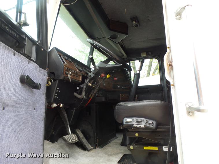 image for item DA3463 1995 Freightliner FLD semi truck