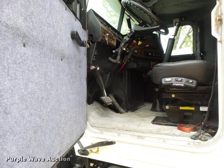 image for item DA3463 1995 Freightliner FLD semi truck