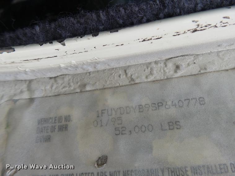 image for item DA3463 1995 Freightliner FLD semi truck