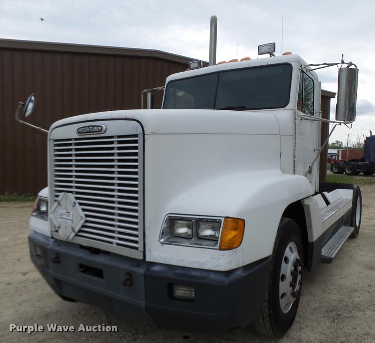 image for item DA3464 1997 Freightliner FLD semi truck
