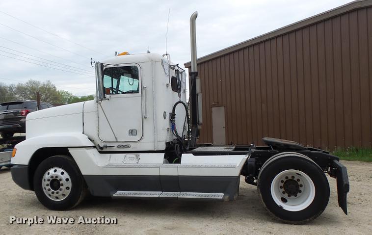 image for item DA3464 1997 Freightliner FLD semi truck