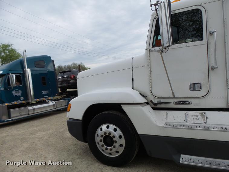 image for item DA3464 1997 Freightliner FLD semi truck