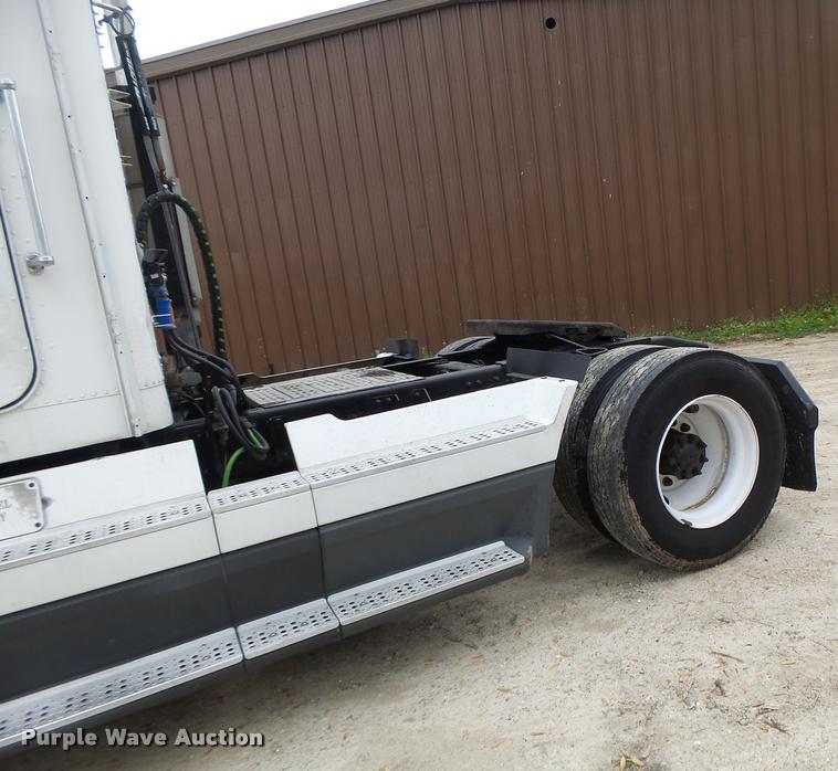 image for item DA3464 1997 Freightliner FLD semi truck