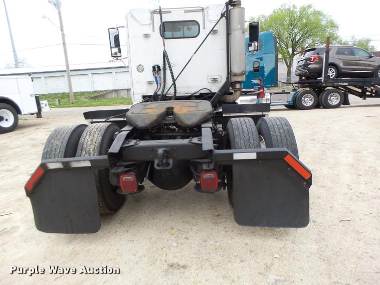 image for item DA3464 1997 Freightliner FLD semi truck