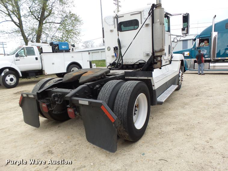 image for item DA3464 1997 Freightliner FLD semi truck