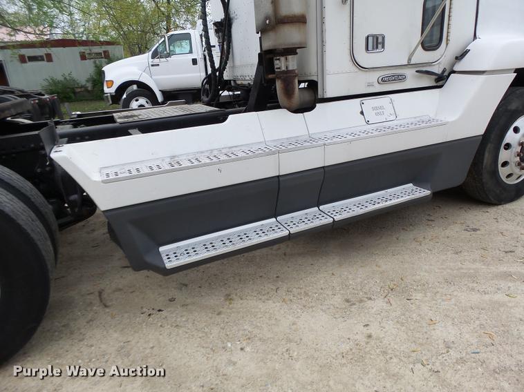 image for item DA3464 1997 Freightliner FLD semi truck