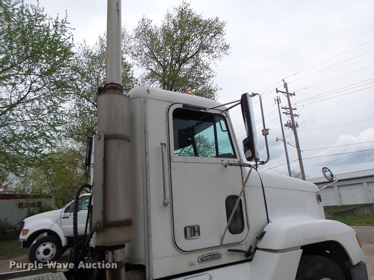 image for item DA3464 1997 Freightliner FLD semi truck