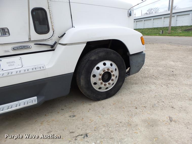 image for item DA3464 1997 Freightliner FLD semi truck