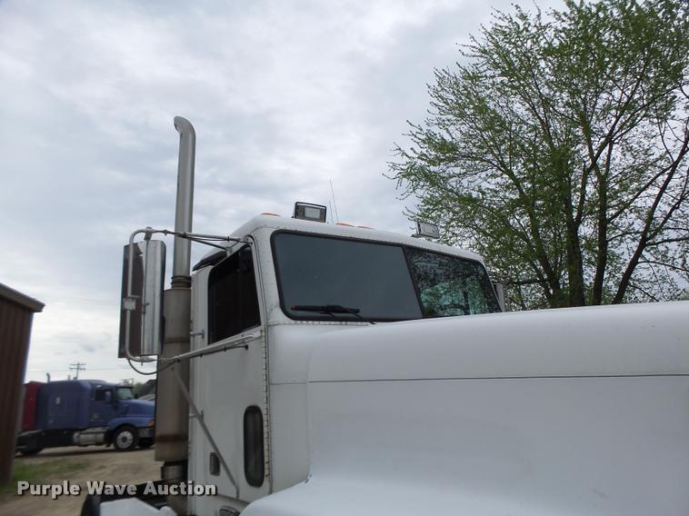 image for item DA3464 1997 Freightliner FLD semi truck