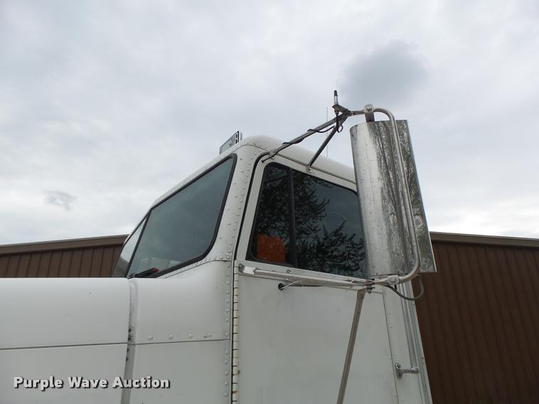 image for item DA3464 1997 Freightliner FLD semi truck