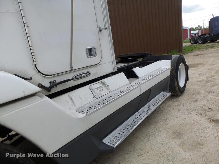 image for item DA3464 1997 Freightliner FLD semi truck