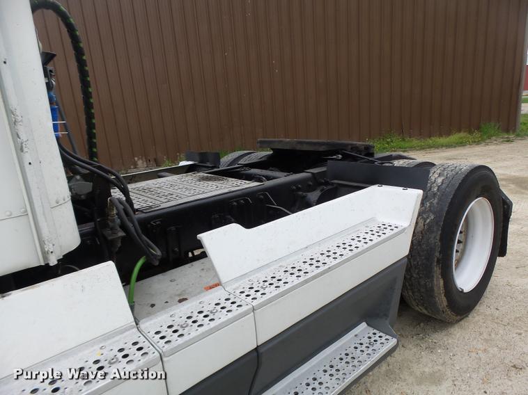 image for item DA3464 1997 Freightliner FLD semi truck