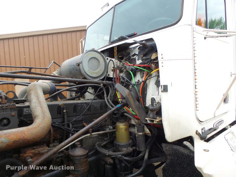 image for item DA3464 1997 Freightliner FLD semi truck