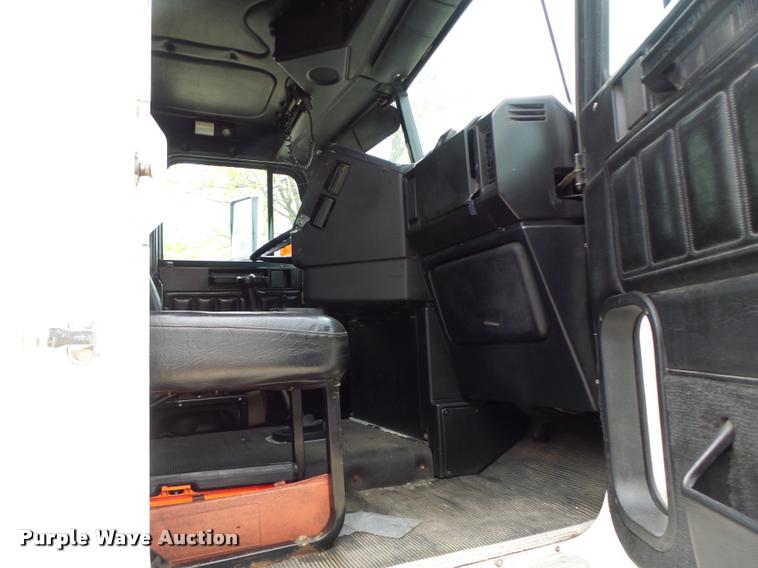 image for item DA3464 1997 Freightliner FLD semi truck