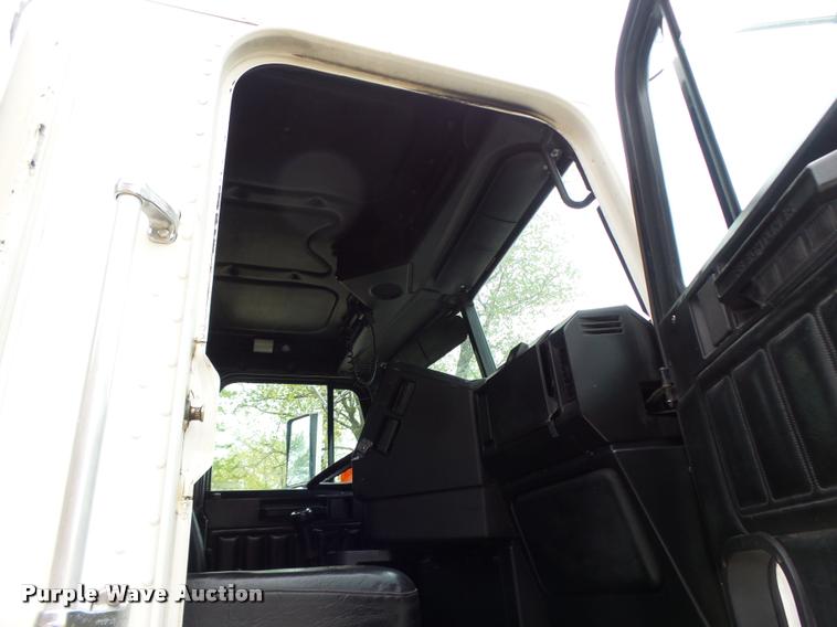 image for item DA3464 1997 Freightliner FLD semi truck