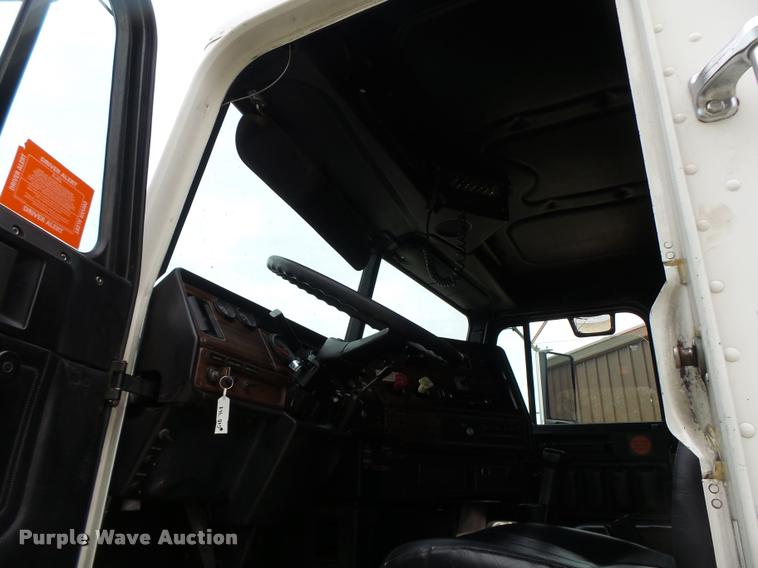 image for item DA3464 1997 Freightliner FLD semi truck