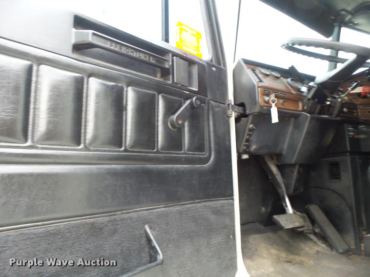 image for item DA3464 1997 Freightliner FLD semi truck