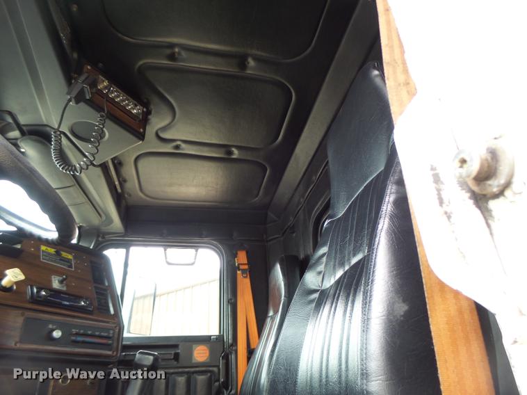 image for item DA3464 1997 Freightliner FLD semi truck