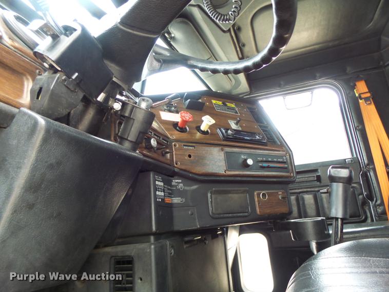 image for item DA3464 1997 Freightliner FLD semi truck