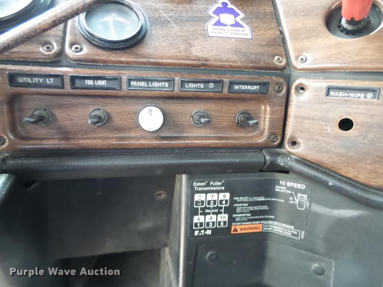 image for item DA3464 1997 Freightliner FLD semi truck