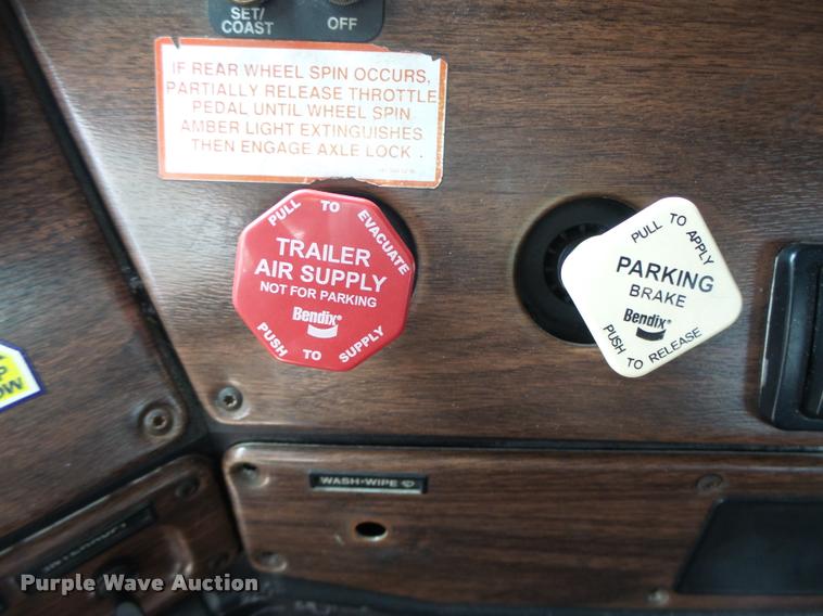 image for item DA3464 1997 Freightliner FLD semi truck