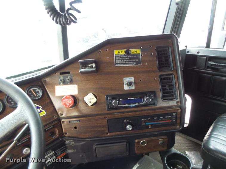 image for item DA3464 1997 Freightliner FLD semi truck