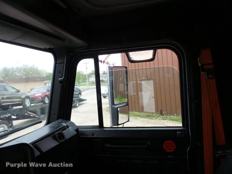 image for item DA3464 1997 Freightliner FLD semi truck