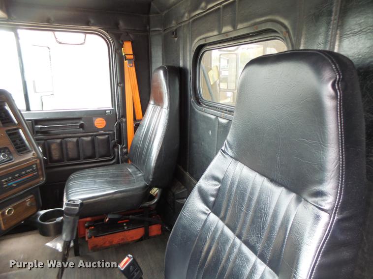 image for item DA3464 1997 Freightliner FLD semi truck