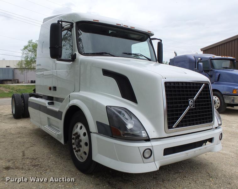 image for item DA3466 2005 Volvo VNL semi truck