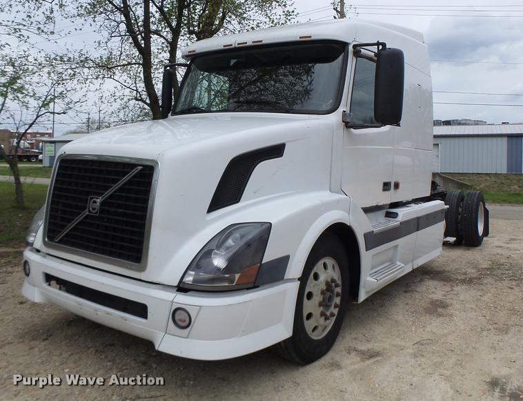 image for item DA3466 2005 Volvo VNL semi truck