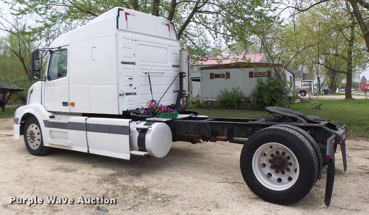 image for item DA3466 2005 Volvo VNL semi truck
