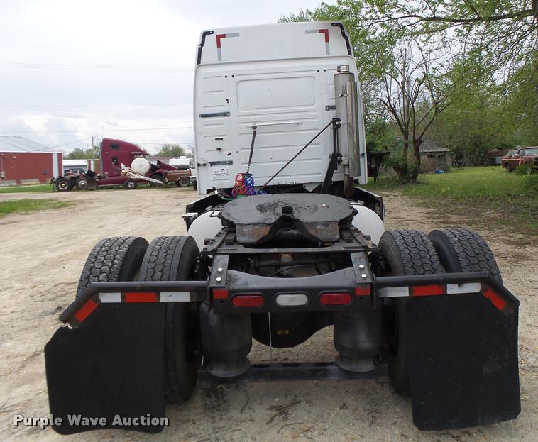 image for item DA3466 2005 Volvo VNL semi truck