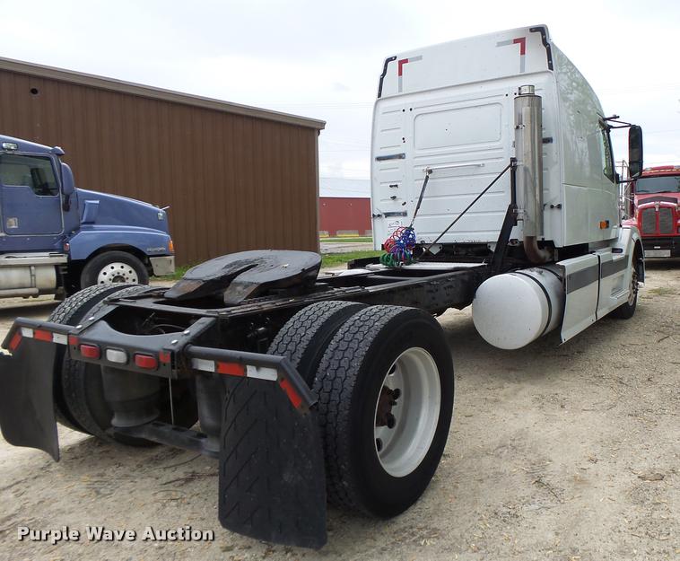 image for item DA3466 2005 Volvo VNL semi truck