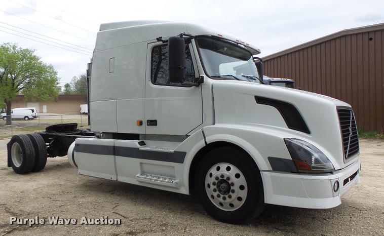 image for item DA3466 2005 Volvo VNL semi truck