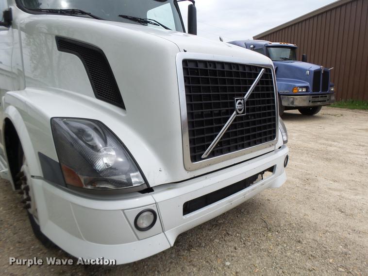 image for item DA3466 2005 Volvo VNL semi truck